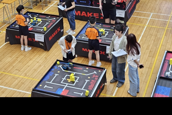 三名五年級學生正進行比賽。